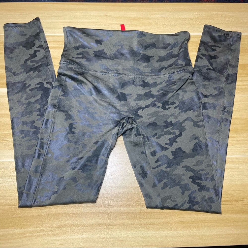Spanx Faux Leather Green Camo Legging Medium Workout Athletic Athleisure Gym